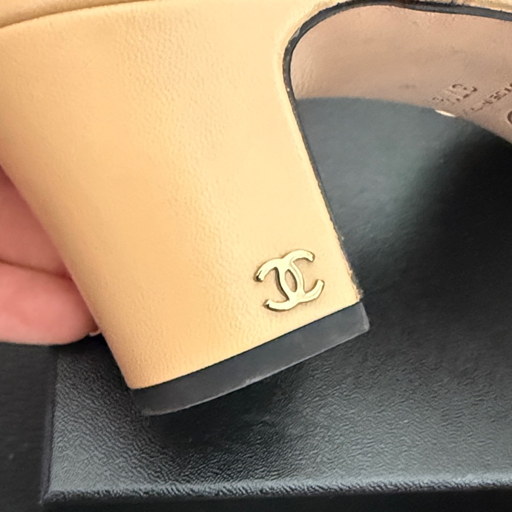CHANEL Tan and Black Slingback Heels - Picture 4 of 7